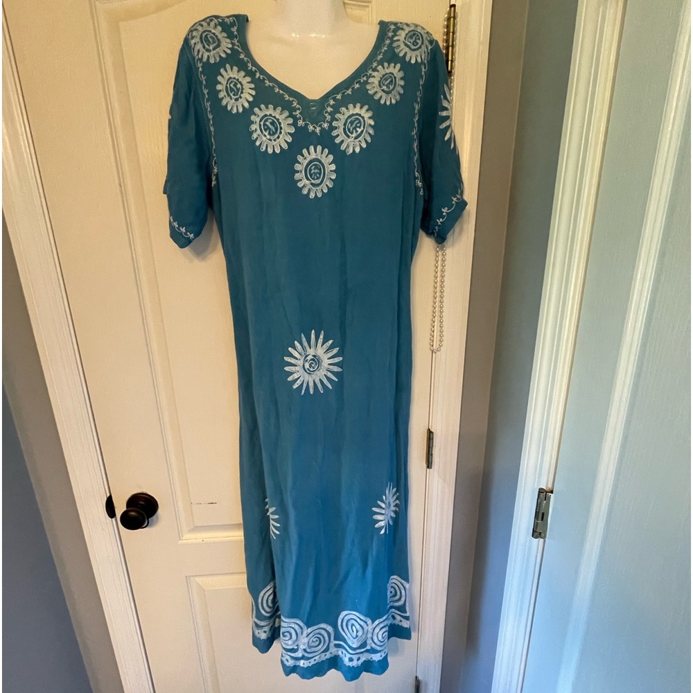One size, fits like an L Cute Boho short sleeve dress turquoise w/ embroidery